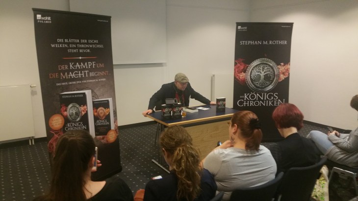 Bloggerpremiere "Ein Reif von Eisen". Rother trägt vor.